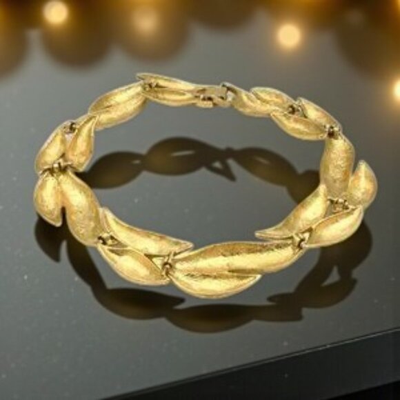 Stunning Vintage Givenchy Chunky Leaf Look Necklace Goldtone - Picture 3 of 5
